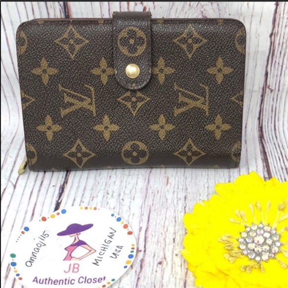 Louis Vuitton Handbags - Louis Vuitton Monogram Meduim Wallet
